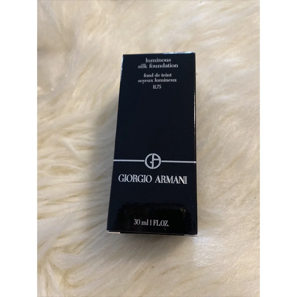 Giorgio‎ Armani luminous silk  11.75  1 Fl.oz. foundation Read Description